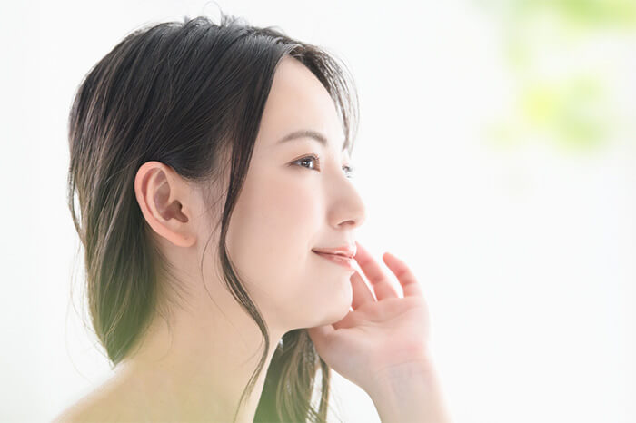顎のラインが整った、横顔が美しい日本人女性のポートレート