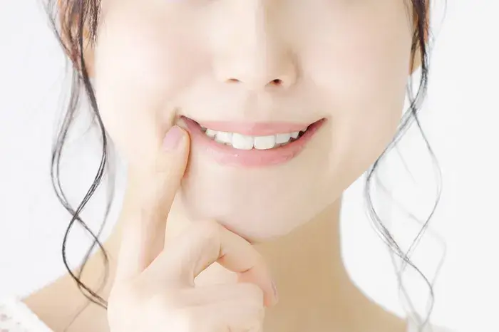 歯列矯正とセラミック矯正の比較。笑顔の女性の口元